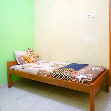 Oyo 2440 Wallet Family Residence Syariah Lumajang Dış mekan fotoğraf