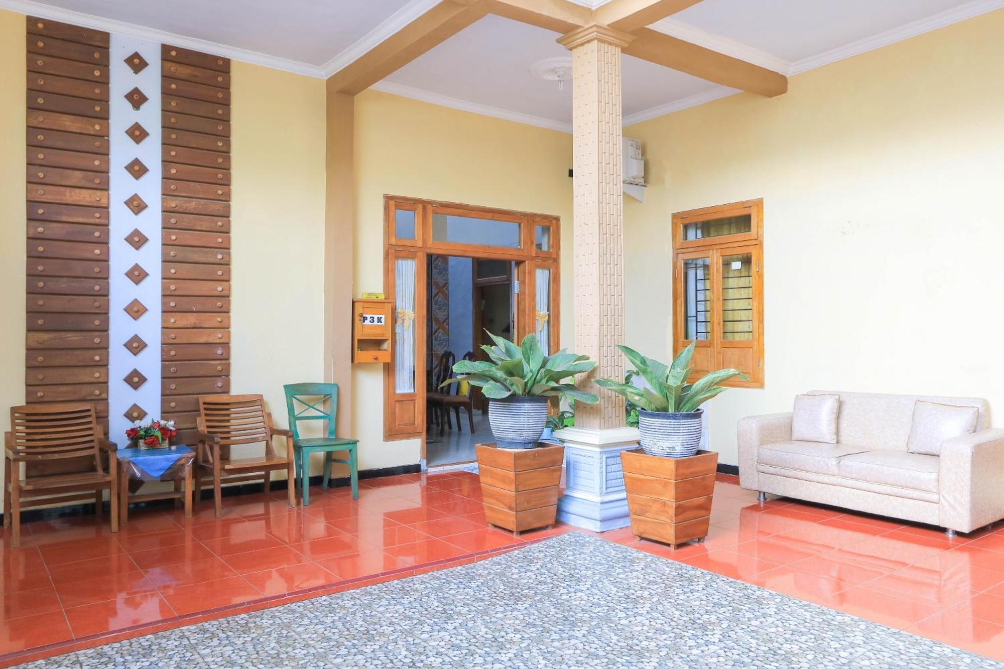 Oyo 2440 Wallet Family Residence Syariah Lumajang Dış mekan fotoğraf